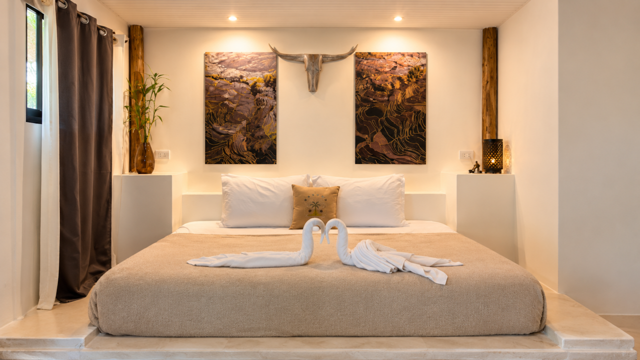 Garden View Studio at Saboga Lodge: towel swans and a platform bed for a romantic stay