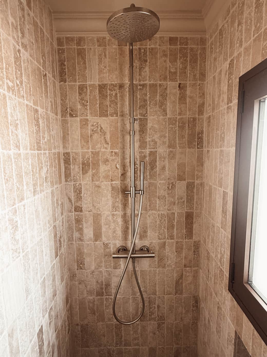 De sfeervolle douche in badkamer handige nis voor je shampoo en zeep.