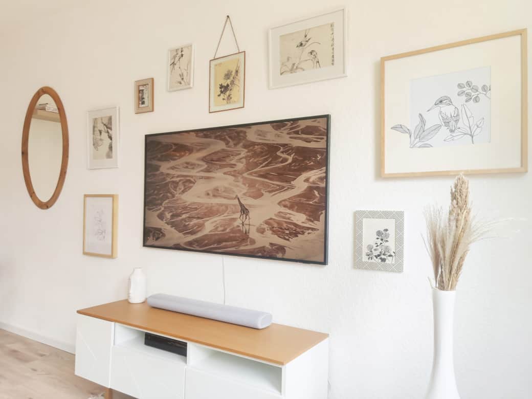 Der 55"-Smart TV verfügt über Netflix, Disney+ und Waipu TV. Außerdem haben wir eine Soundbar.