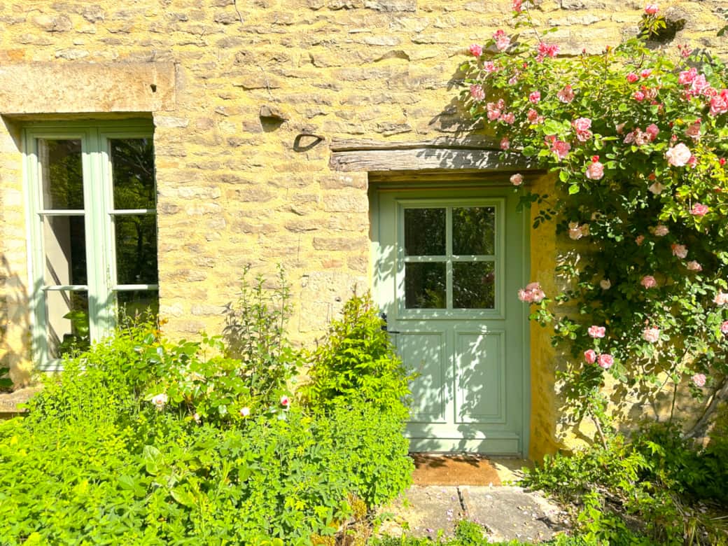 Entrée terrassse gîte bourguignon clos de fougères