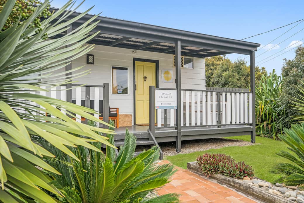 Cottage deck with daybed, table & bench seats 