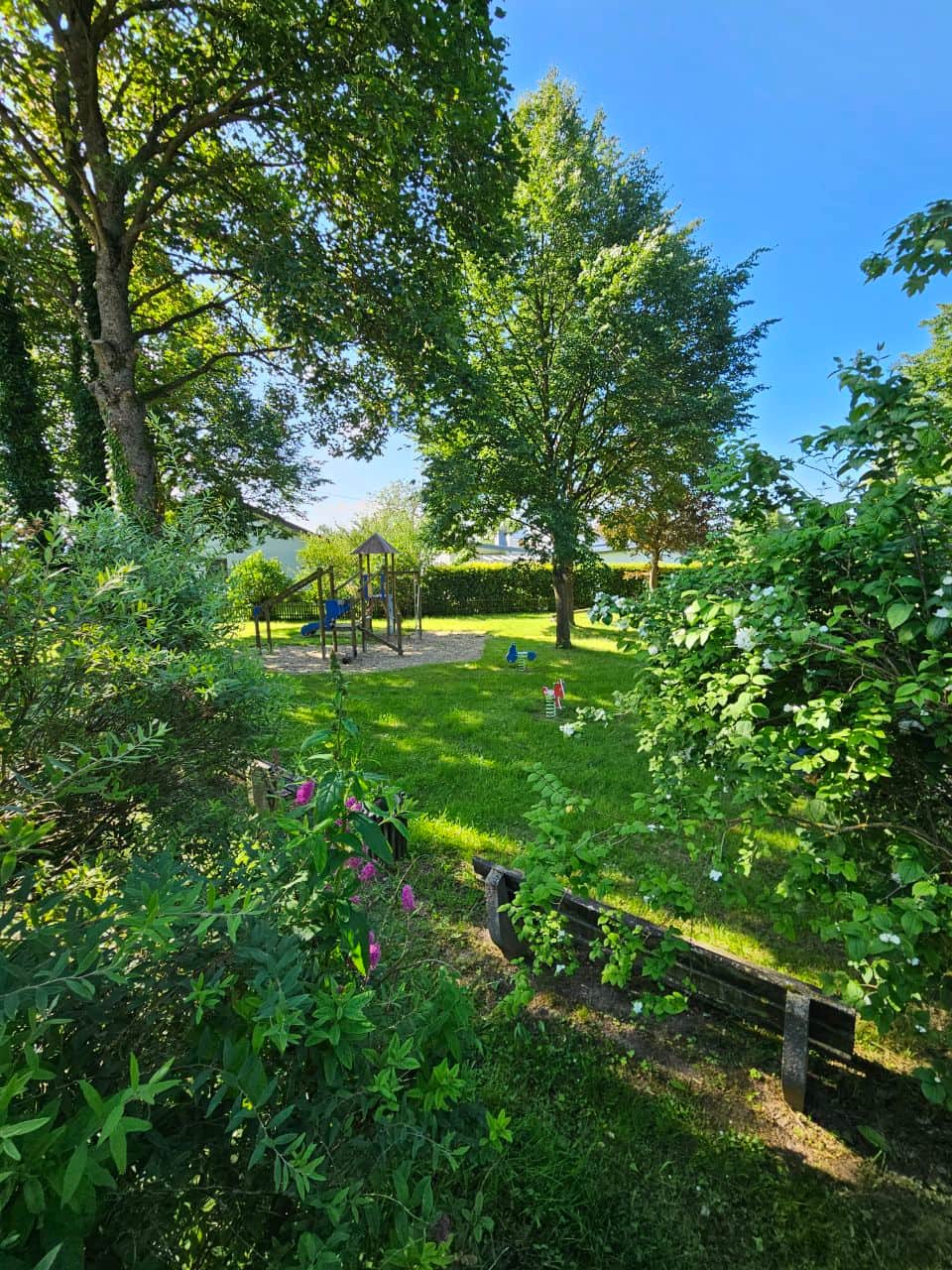 Garten, Terrasse und Spielplatz