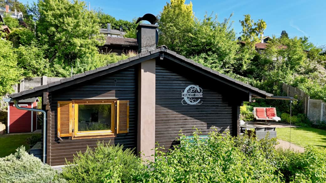 CHALET EINS Frontansicht mit Himmelsliege