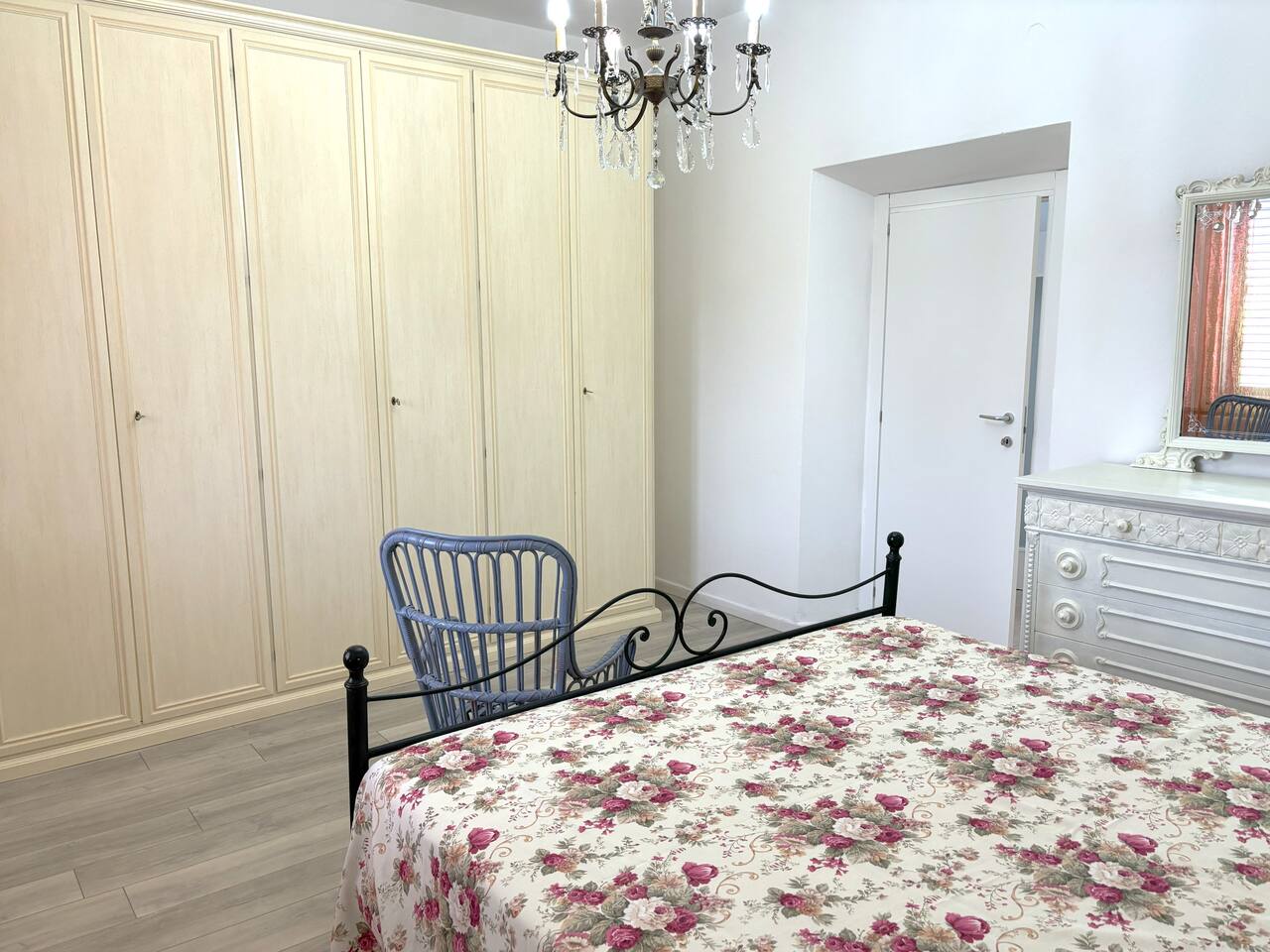 Camera da letto matrimoniale con ampi armadi