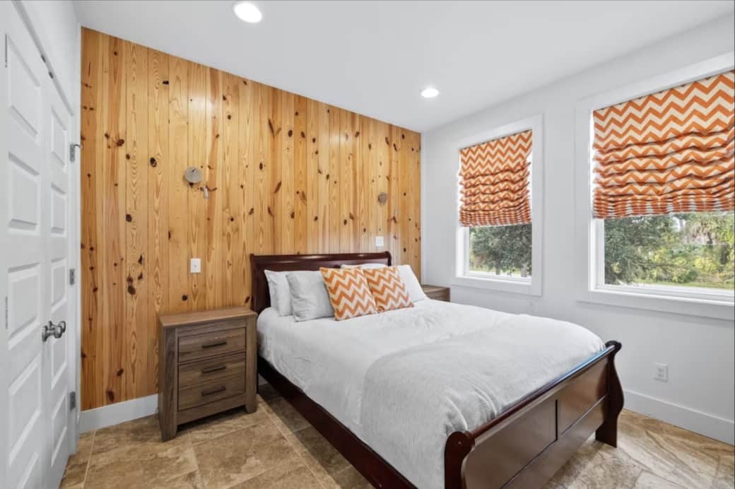 1st Floor Queen Bedroom w/Closet & Smart TV (Ceiling Fan not pictured)