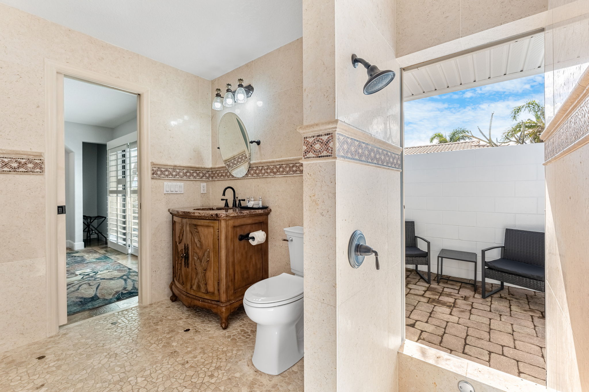 Enjoy the sophisticated charm of this bathroom 2, with elegant finishes and plenty of space.