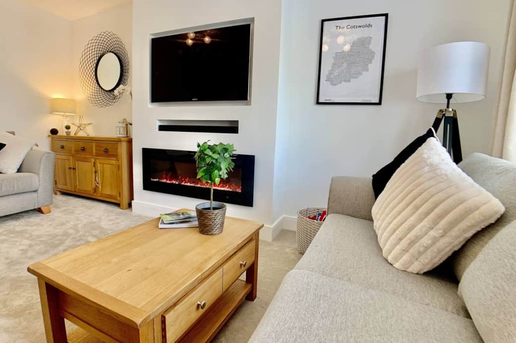 Media wall with 47" Sony Smart TV, Sky, access to your own Netflix account, sound bar and electric fire.
Books, games, toys, maps and guide books. Media wall with 47" Sony Smart TV, Sky, access to your own Netflix account, sound bar and electric fire.
Books, games, toys, maps and guide books.