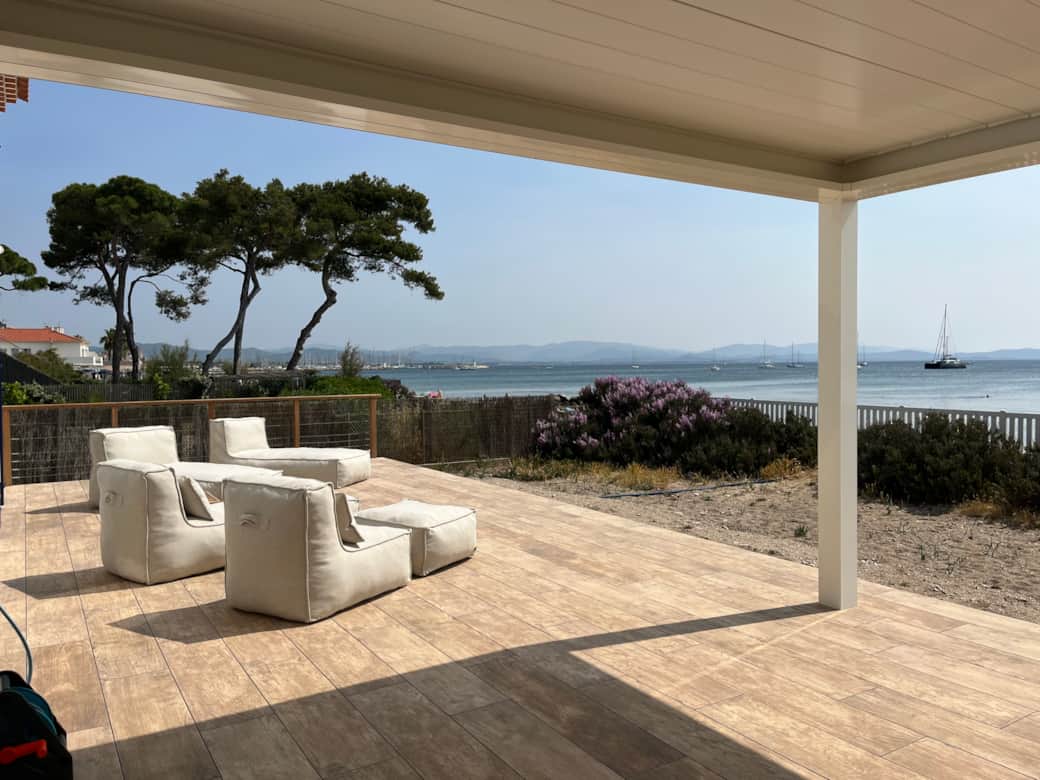 Grande terrasse côté mer