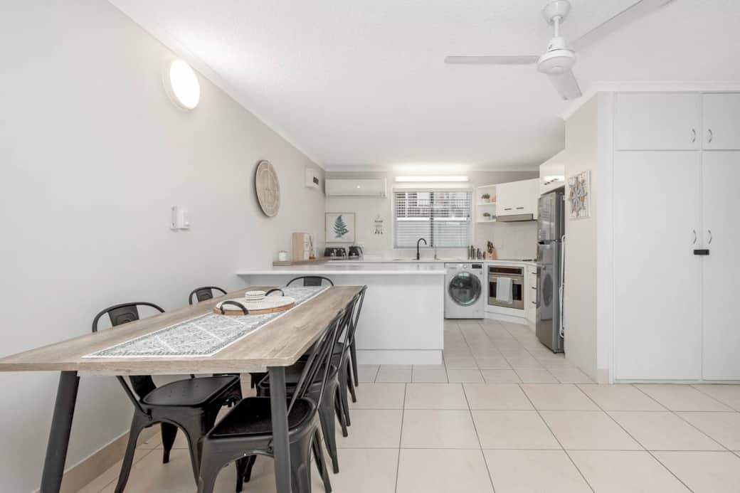 Dining area seats 6 people for meals & entertaining 