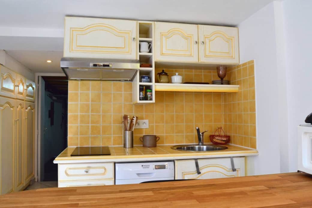 Vue de la cuisine et coin repas Vue de la cuisine et coin repas
