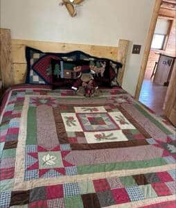 Bedroom 2: queen size bed