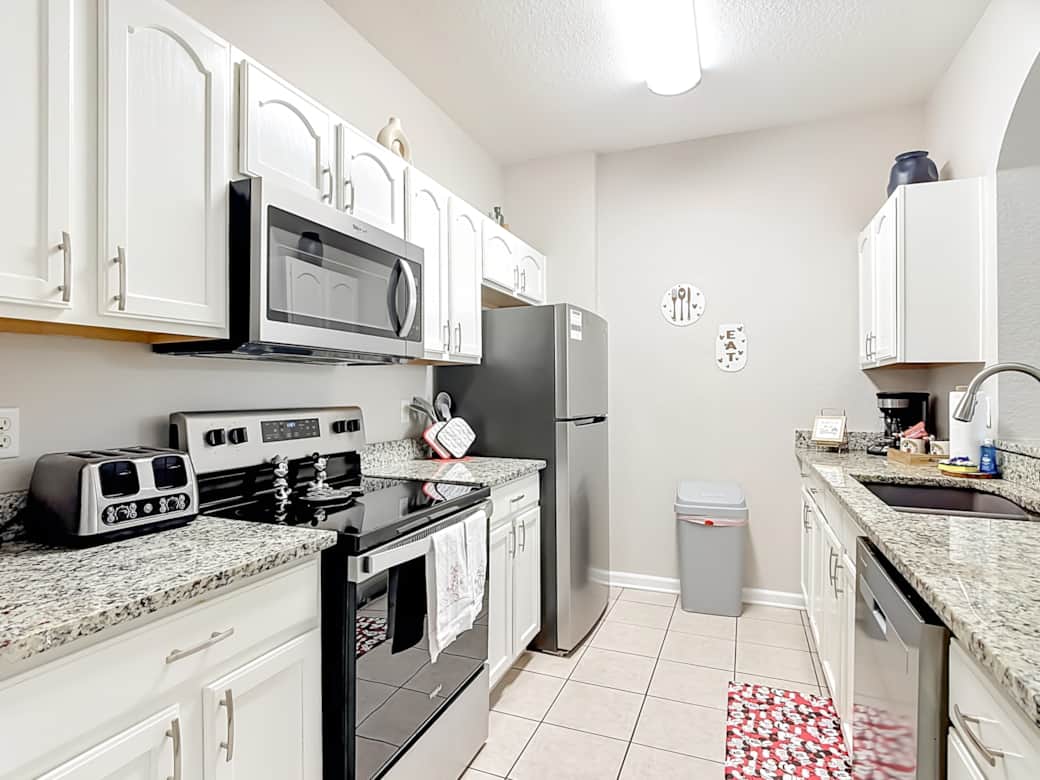 Fully equipped kitchen to prepare meals