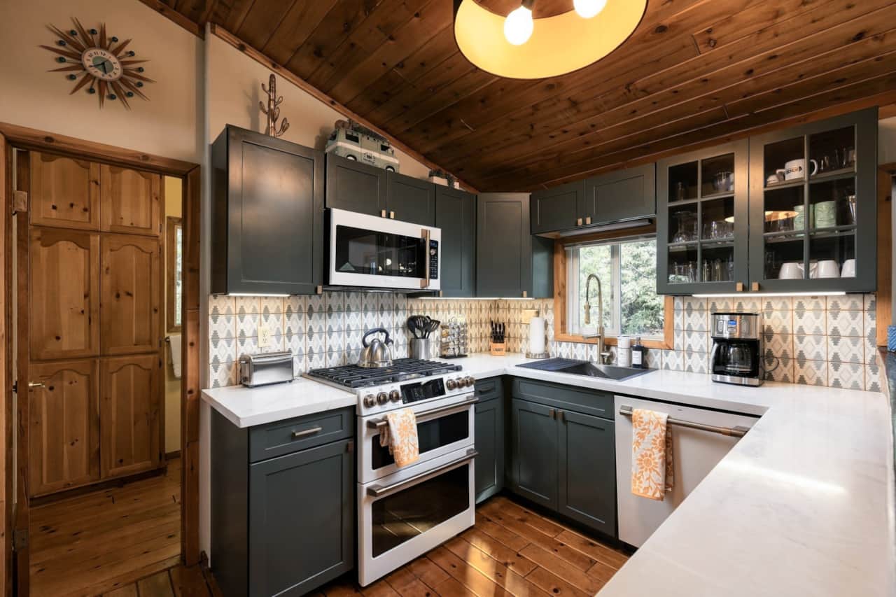 35 1378-lassen-ct-kitchen-05-open-kitchen-big-bear-lake-ca-celebrity-vacation-homes-big-bear