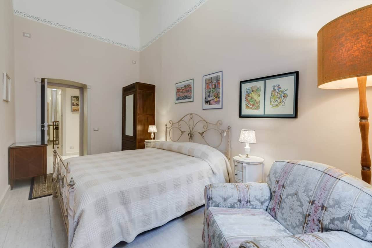 L'ampia camera matrimoniale principale, luminosa e silenziosa, pensata per un riposo confortevole