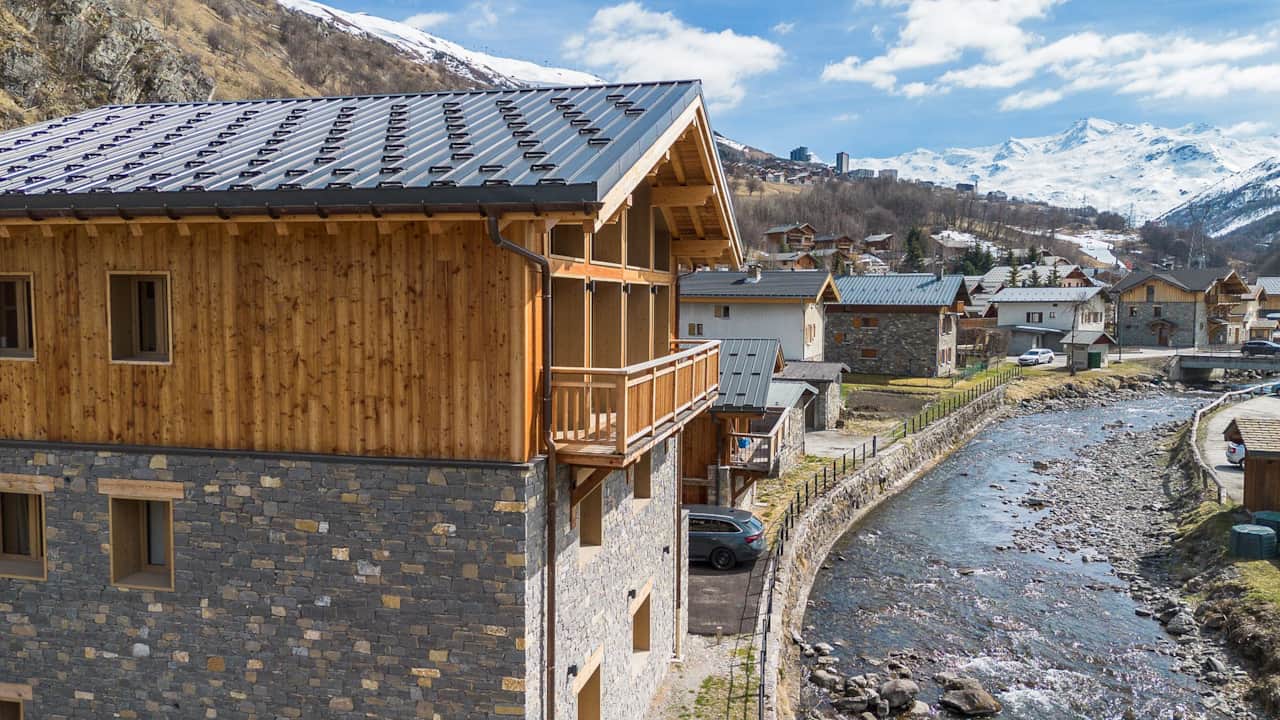 Ideal aerial view, chalet at the foot of the slopes, ski lift access in 5 minutes on foot.