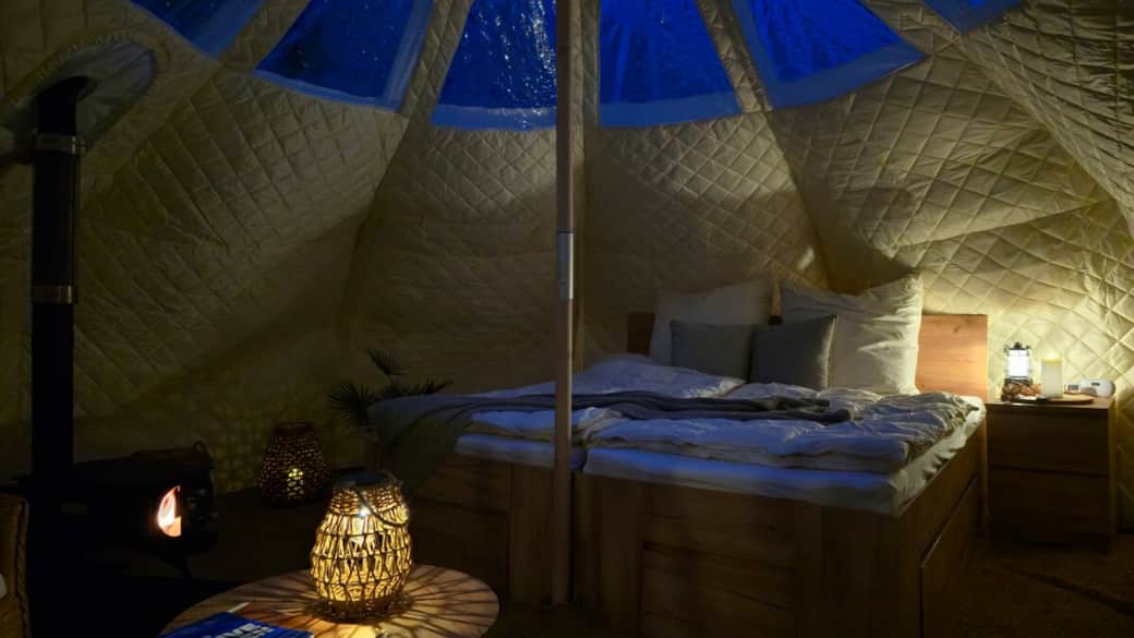 Traumhafte Nächte: Das gemütliche Doppelbett mit Blick in den Sternenhimmel.