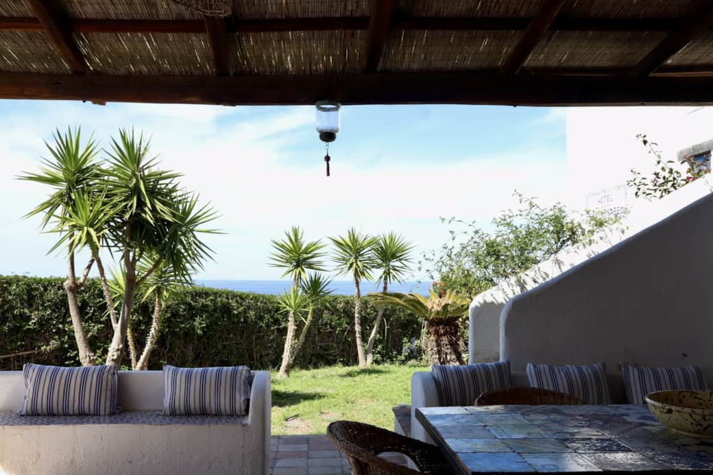 Terrazzo panoramico di Villa Agave con giardino mediterraneo e vista sul mare di Salina.