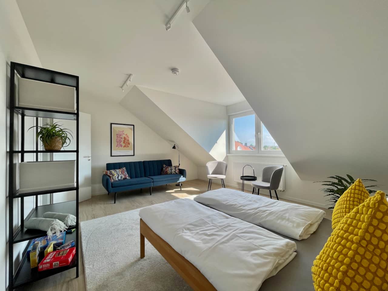Das zweite Schlafzimmer mit Bett (140 cm) und Schlafcouch