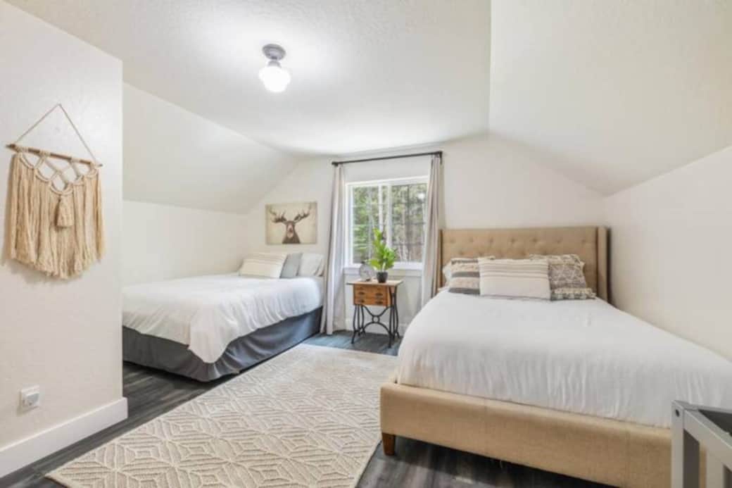 Guest bedroom (upstairs). Two queen beds + crib for little ones.