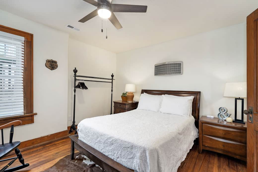 112 E Pine St-20
