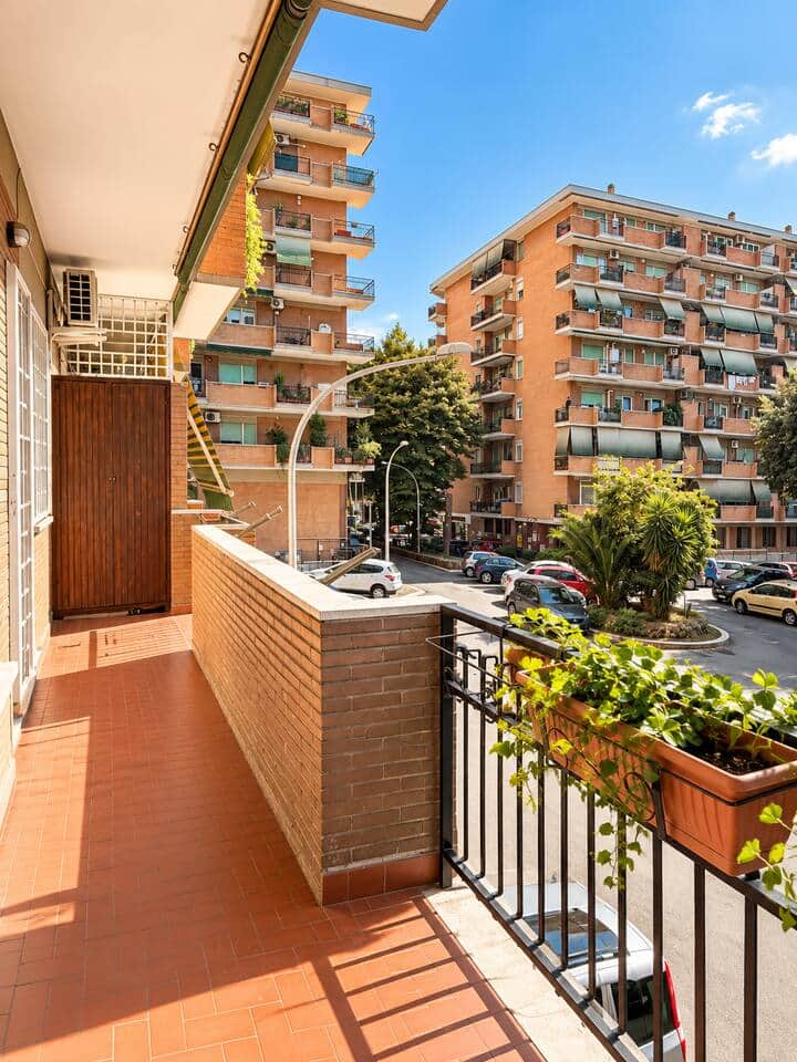 Balcone con affaccio sul verde che caratterizza il quartiere, accessibile da più ambienti della casa.