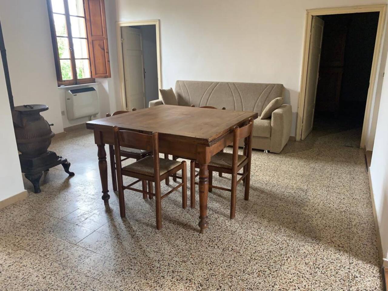 Salotto con divano letto e tavolo da pranzo