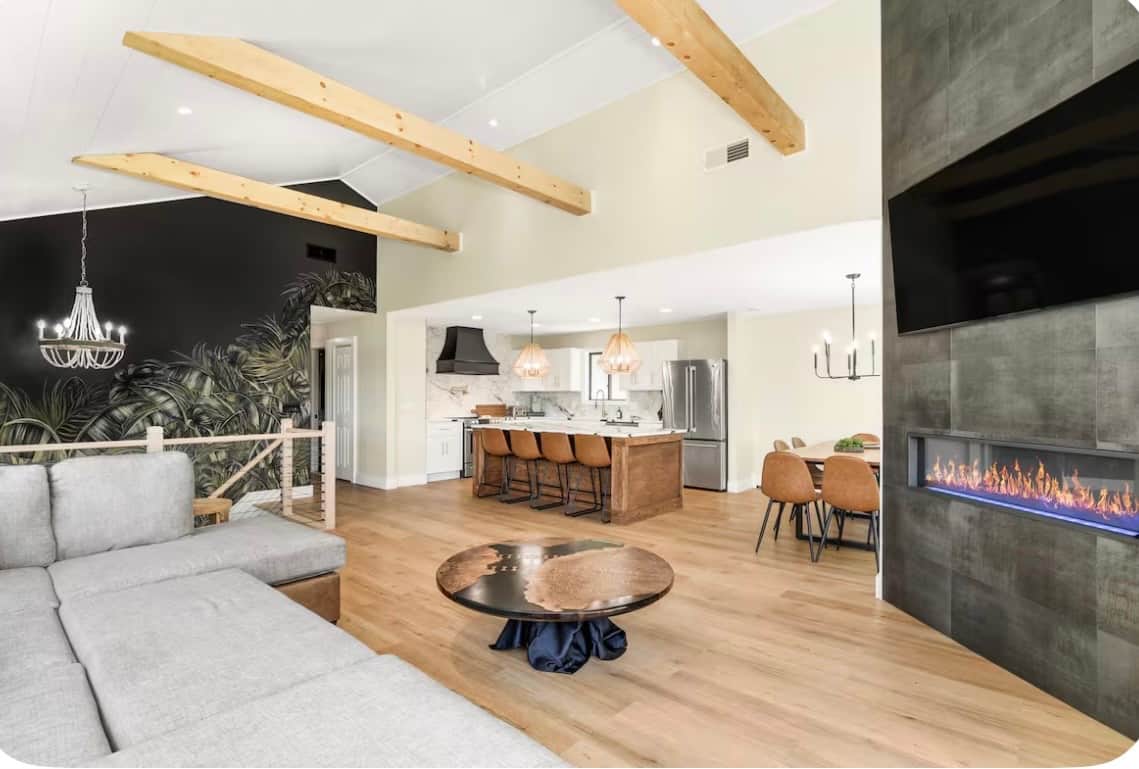 ・Sleeps 18 ・5 Bedrooms ・ 3 Bathrooms ・Sleeps 18 ・5 Bedrooms ・ 3 Bathrooms