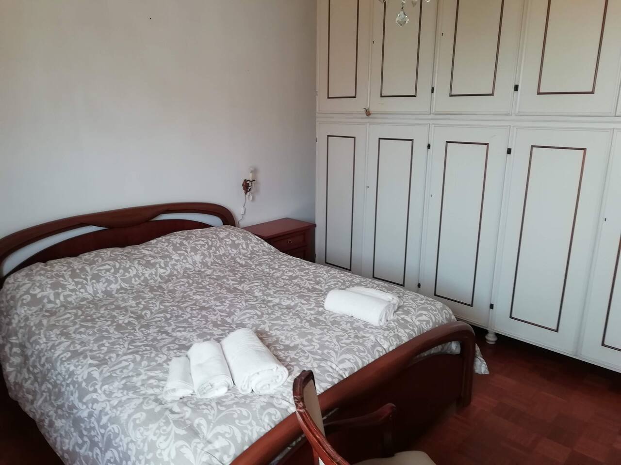 La camera da letto principale con ampi armadi