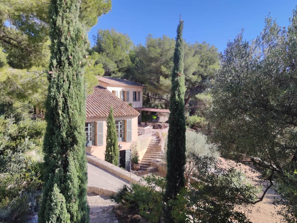 Maison vue depuis la piscine.
Aucune nuisance visuelle à l horizon.
Les autres maisons voisines sont loin de la Bastide.
La Bastide n 'est pas isolée pour autant, d'autres maisons peuplent la colline, trés indépendantes l'une de l'autre.
