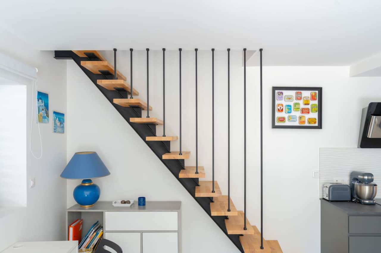 Escalier intérieur pour accéder à la première chambre