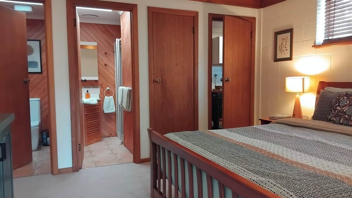 Comfy queen bed with 100% cotton sheets. Doona and electric blanket.  Ensuite bathroom and toilet. Kitchenette and laundry all with basic amenities, soaps etc.