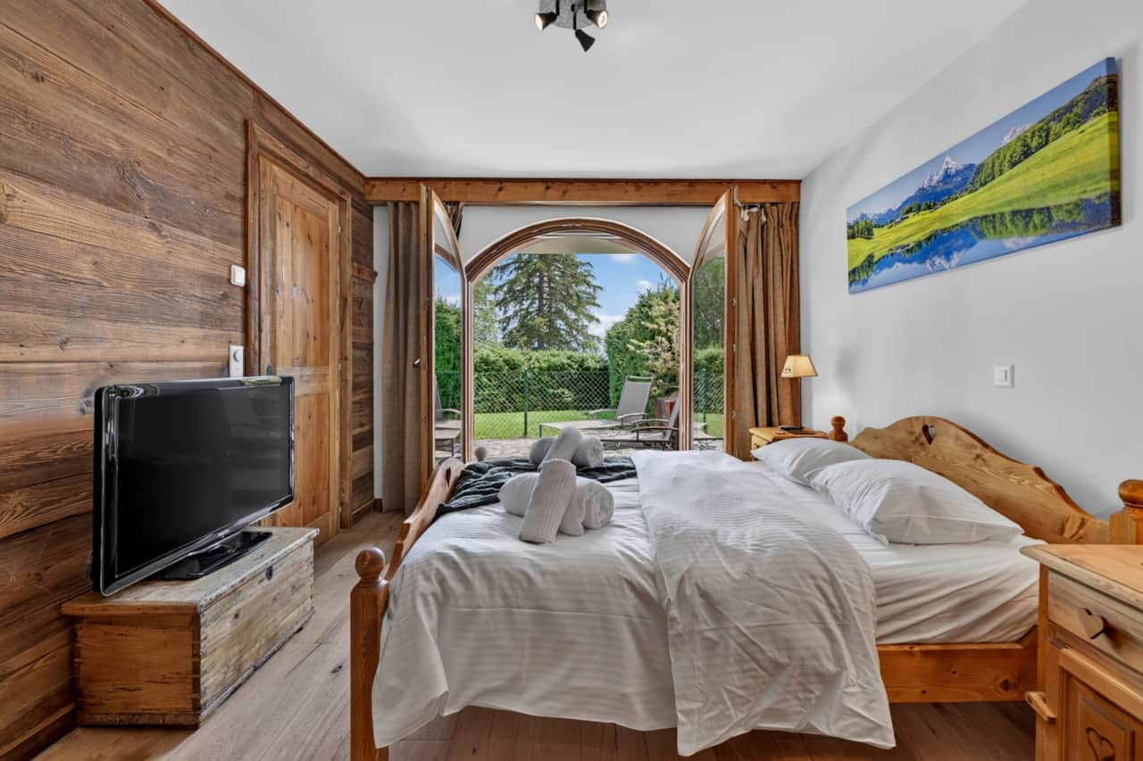 Chambre principale, lit double 160×200 dans un cocon boisé au charme alpin.
