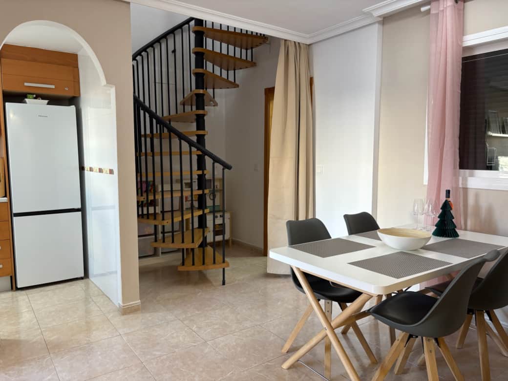 Essbereich mit dem Aufgang zur Dachterrasse