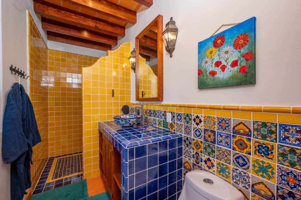 Luna y Sol Bathroom