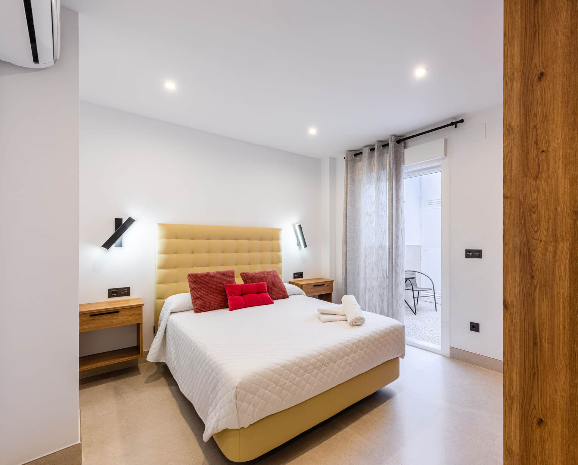 Habitación principal con cama de matrimonio y acabados de lujo, apartamento vacacional Nerja