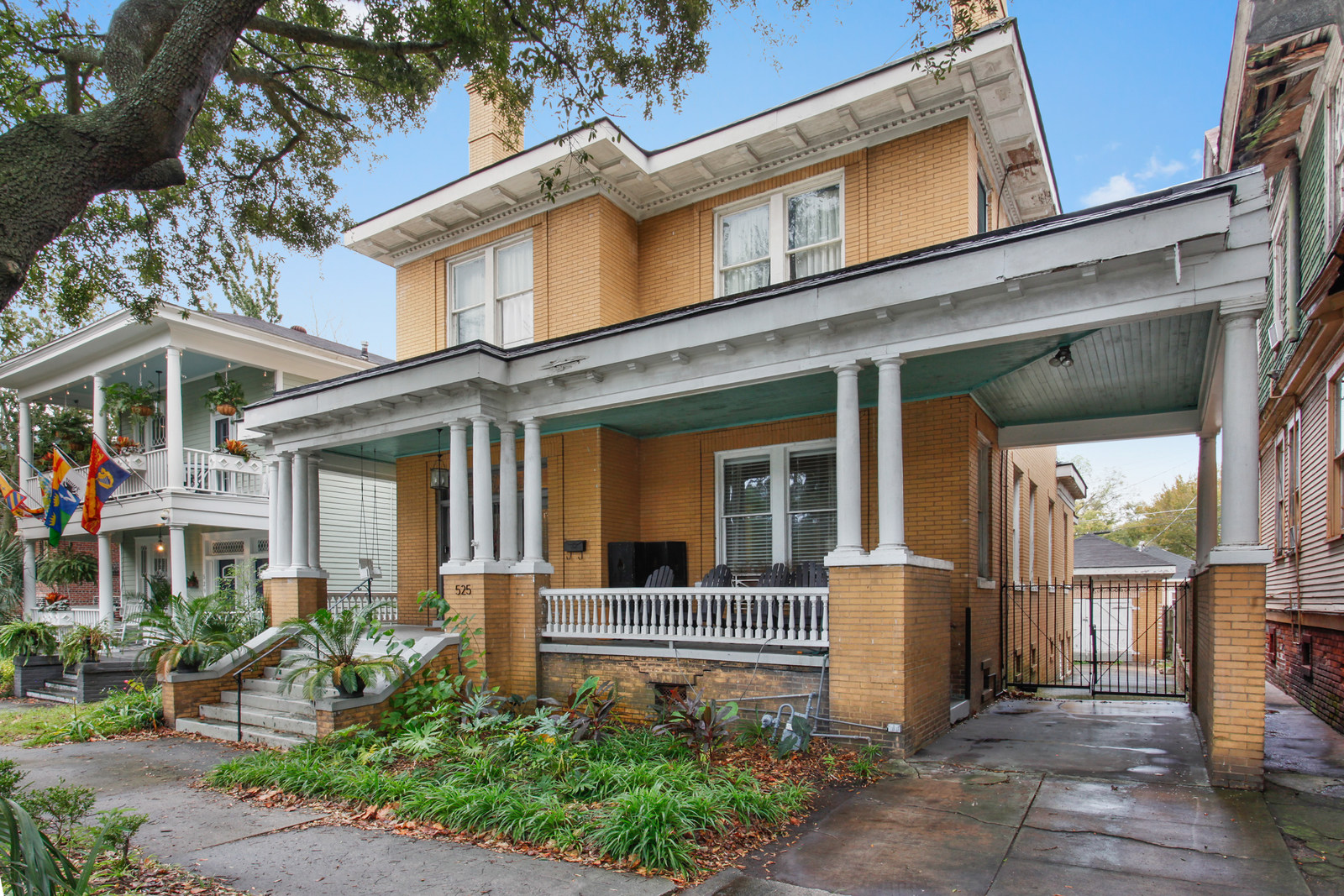 Big Yellow Brick House - Victorian District - Vacation Home in
