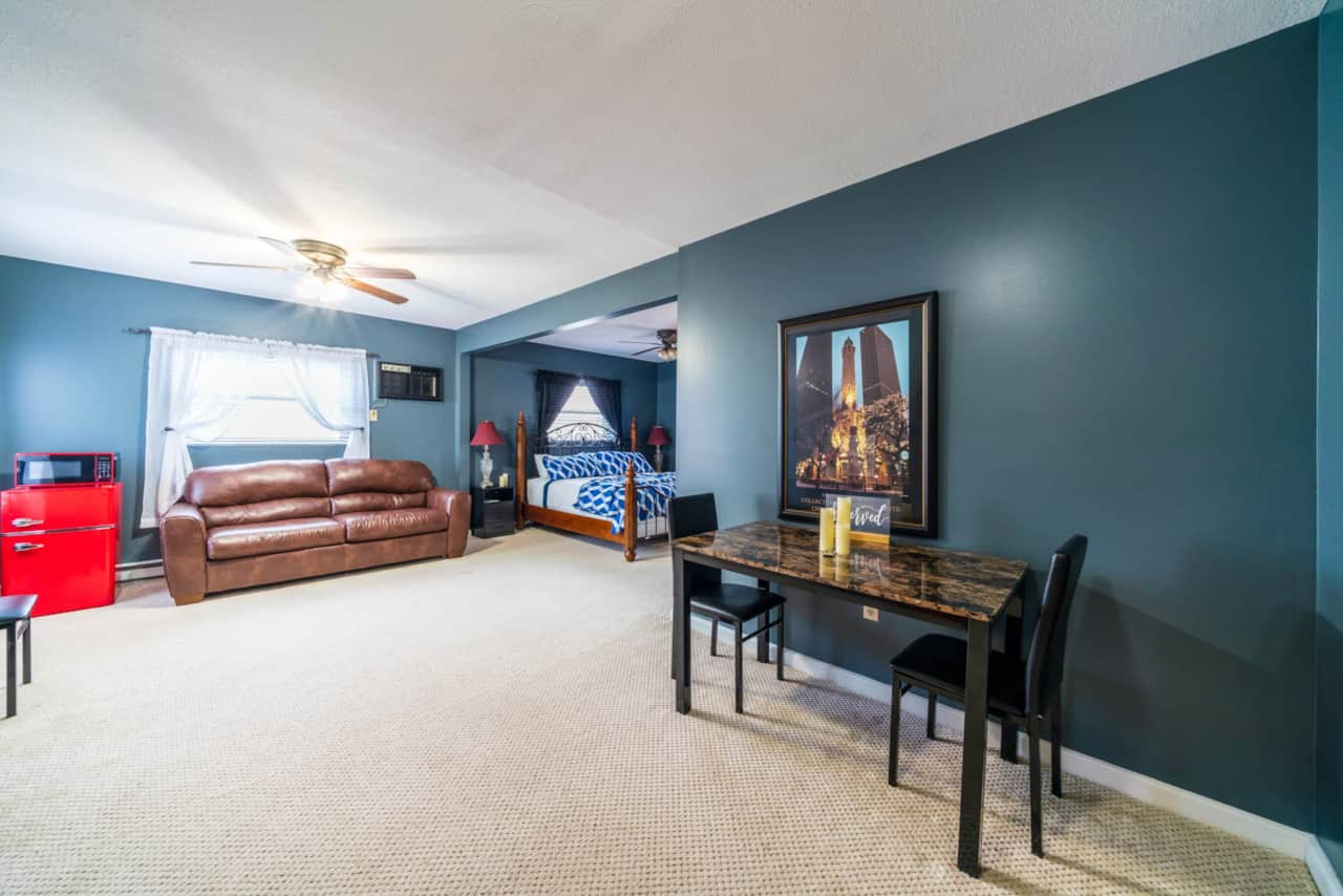 Suite 8 (King Bed & Pull out Couch)