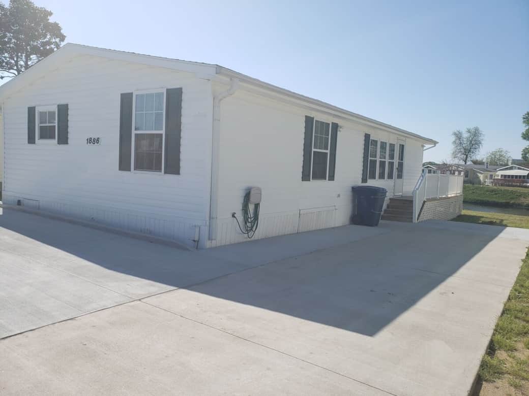 Front of house facing the street with lots of parking spaces