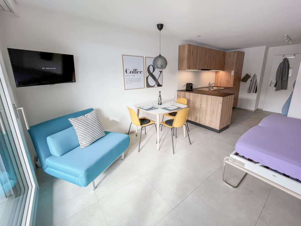 Wohnzimmer mit offenem Schrankbett Wohnzimmer mit offenem Schrankbett