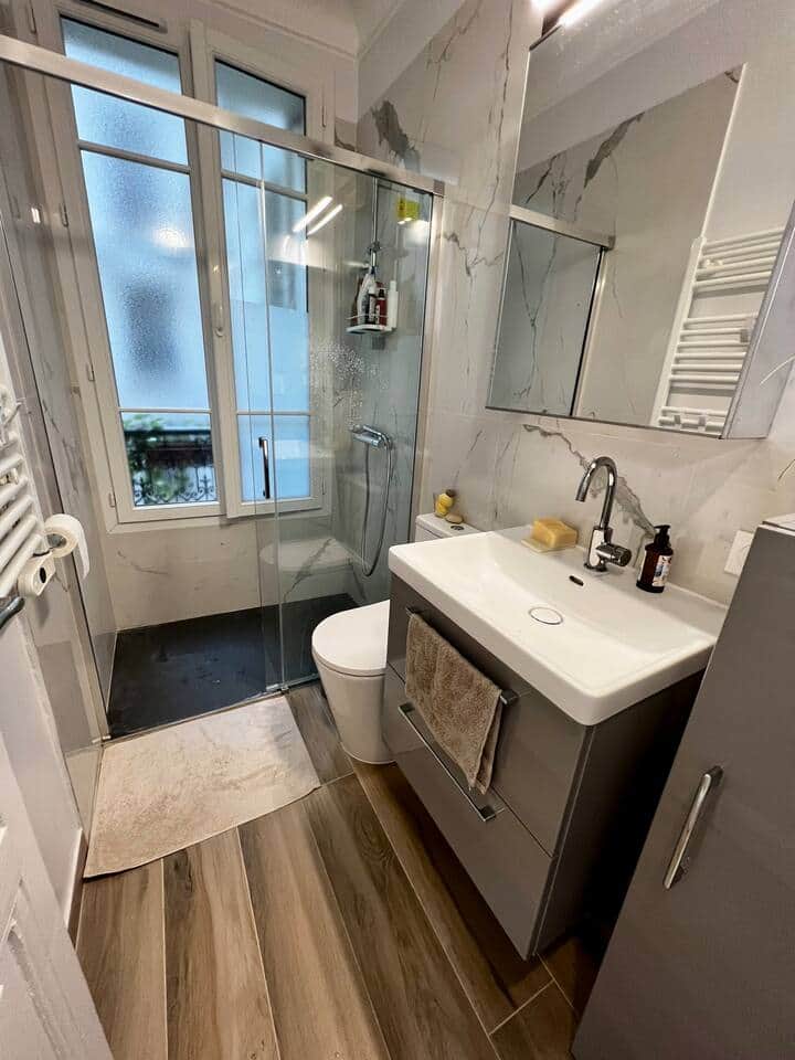 une salle de douce avec WC