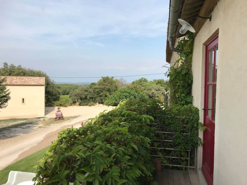 Vue à l'étage 
Porte d'entrée du Studio!