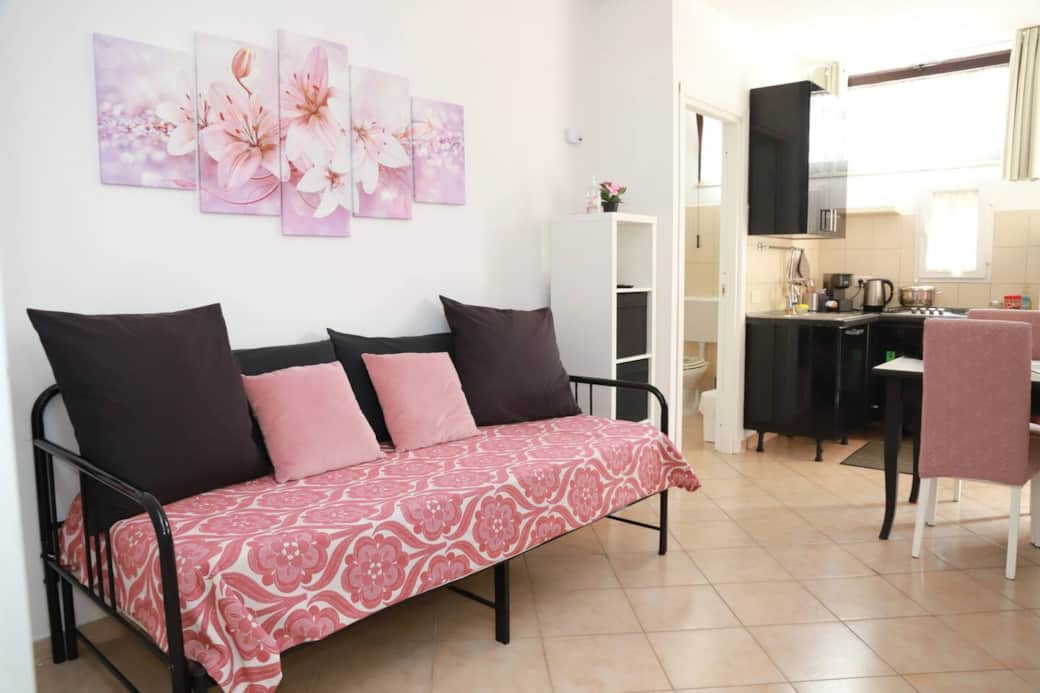 Soggiorno con angolo cottura attrezzato con tutto il necessario per cucinare.
Tavolo da pranzo con sedie.
Wifi super veloce.
Divano che all'occorrenza diventa divano letto (comodo perchè composto da materassi più alti del classico divano letto)