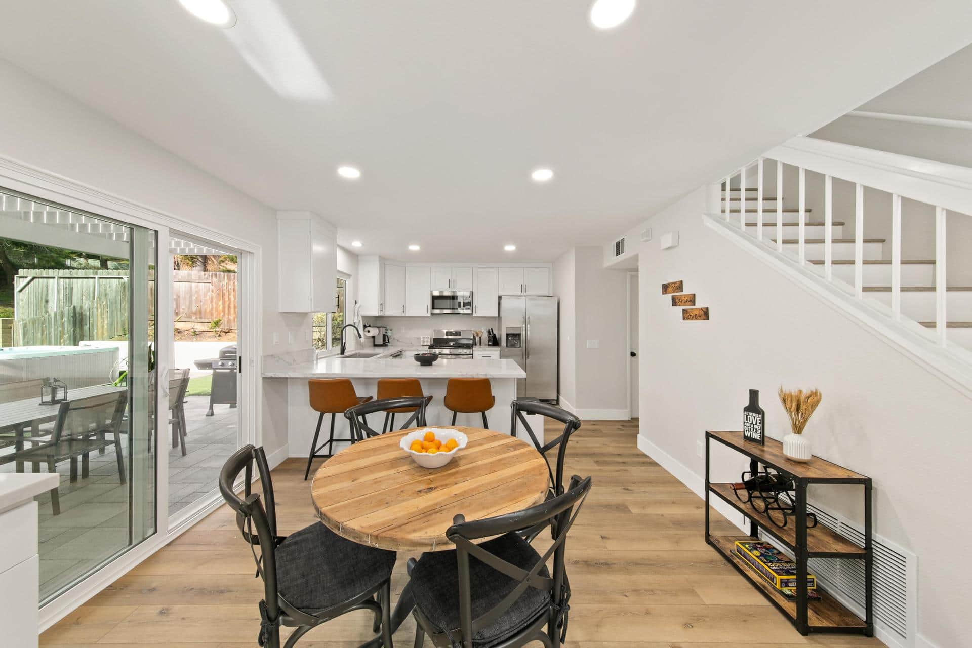 https://l.icdbcdn.com/oh/f86480c4-d853-4f3d-8c3f-0155aed95fa0.jpg?w=2080-1
