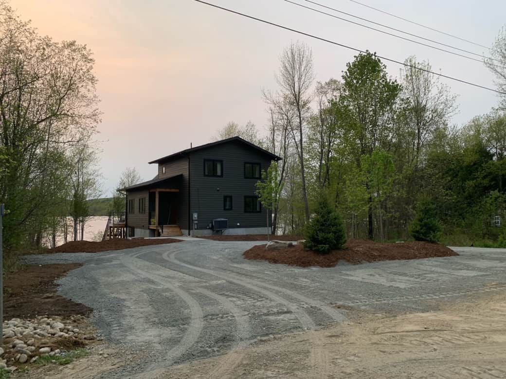 U driveway with ample parking