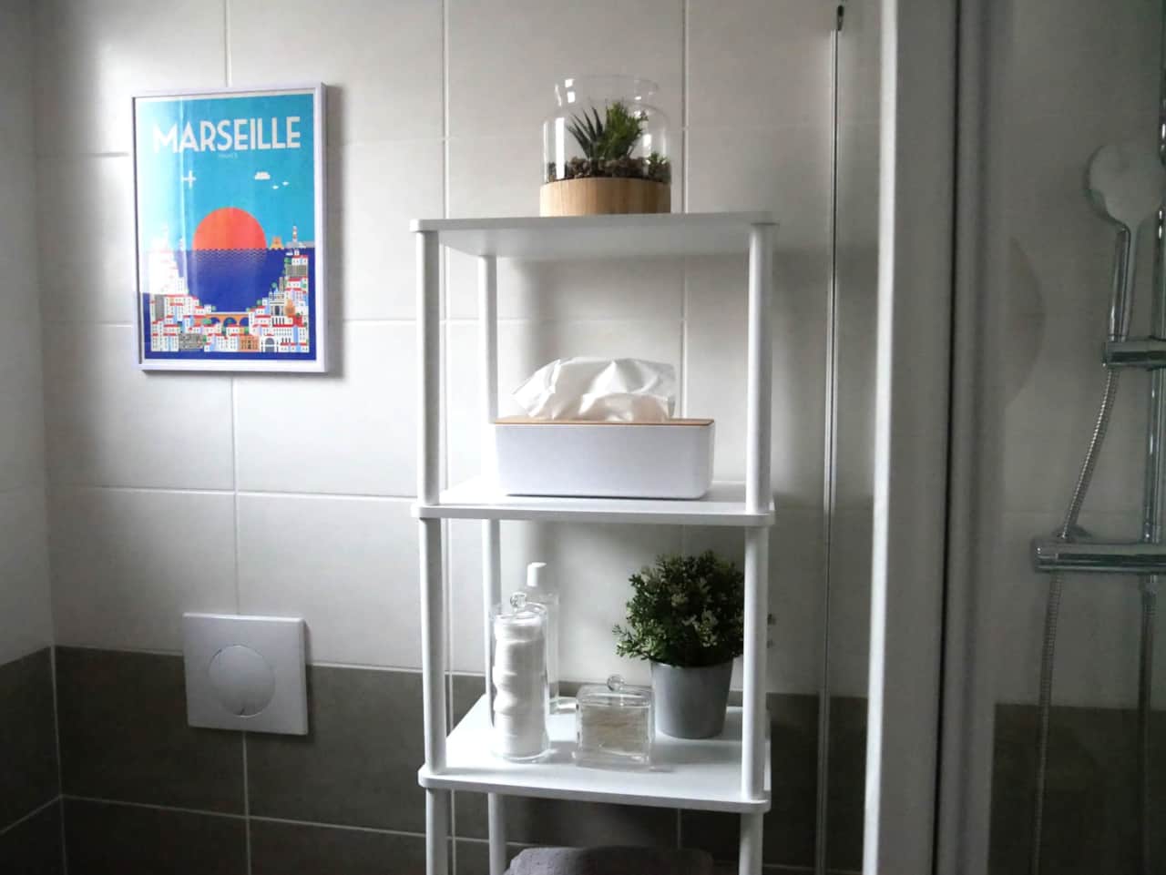 Salle de bain avec douche et produits offerts du "Studio Bleu"