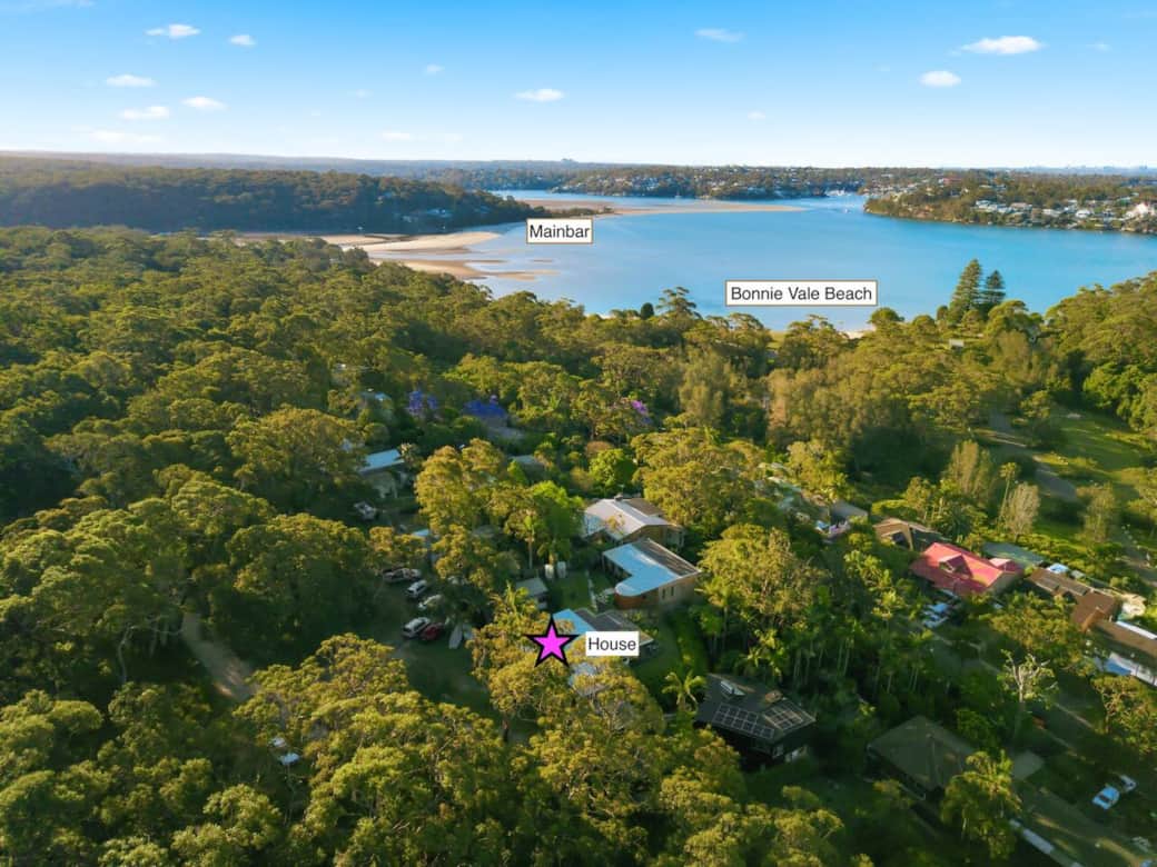 5 minutes walk to beautiful Bonnie Vale Beach and Picnic grounds 5 minutes walk to beautiful Bonnie Vale Beach and Picnic grounds