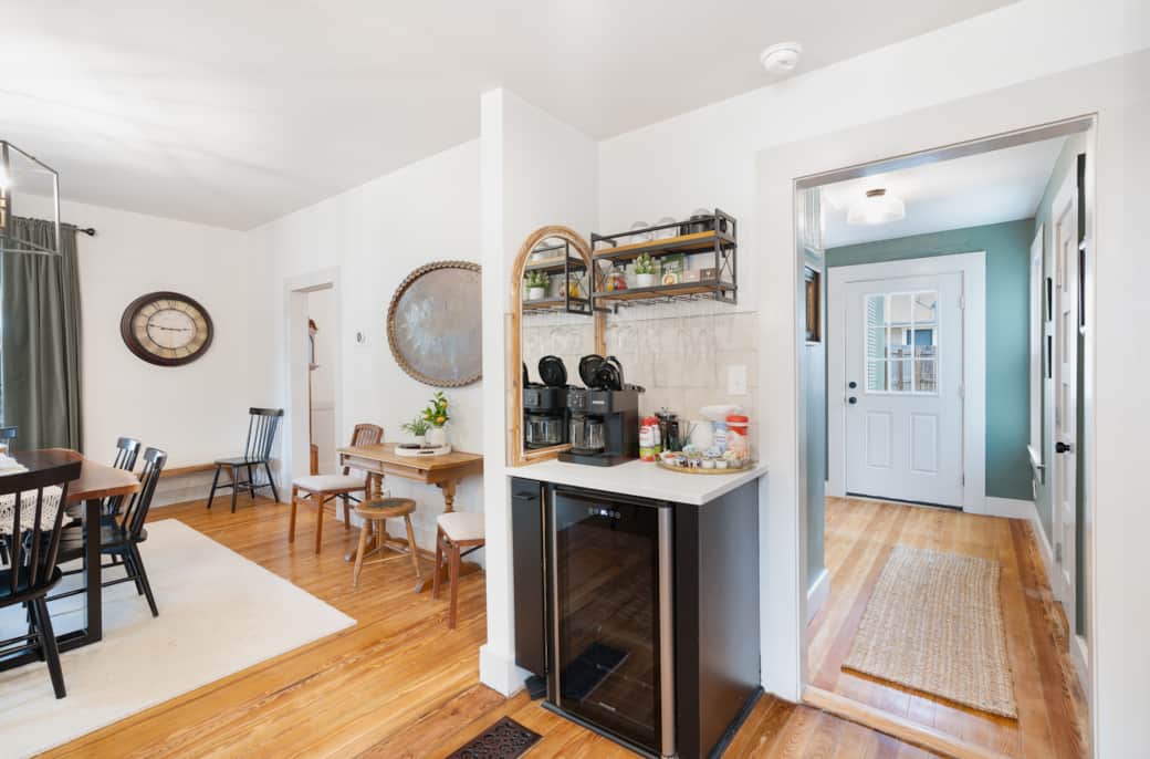 Drip/Pod Coffee maker: honey, tea, sugar, milk are included Drip/Pod Coffee maker: honey, tea, sugar, milk are included