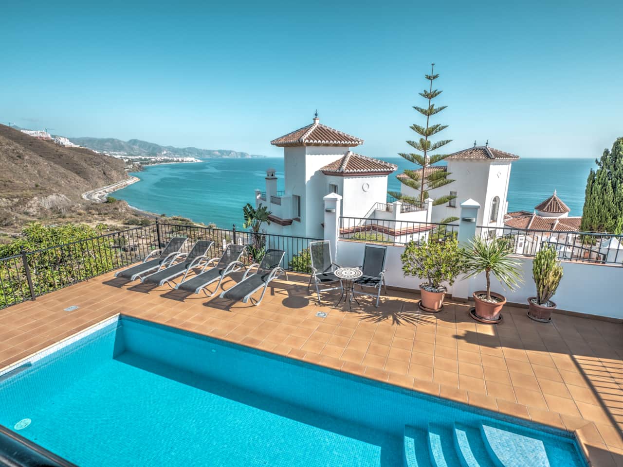 La increíble vista al mar y la piscina privada.