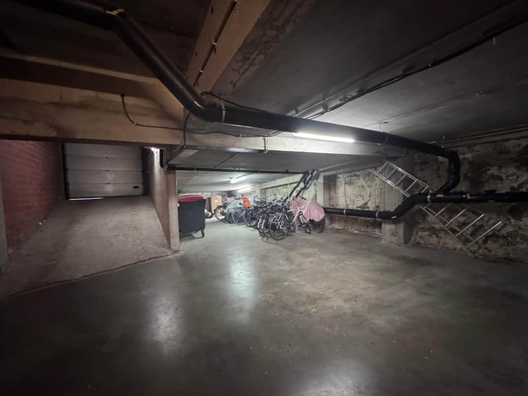 Fietsberging met vlotte toegang langs de Franchommelaan