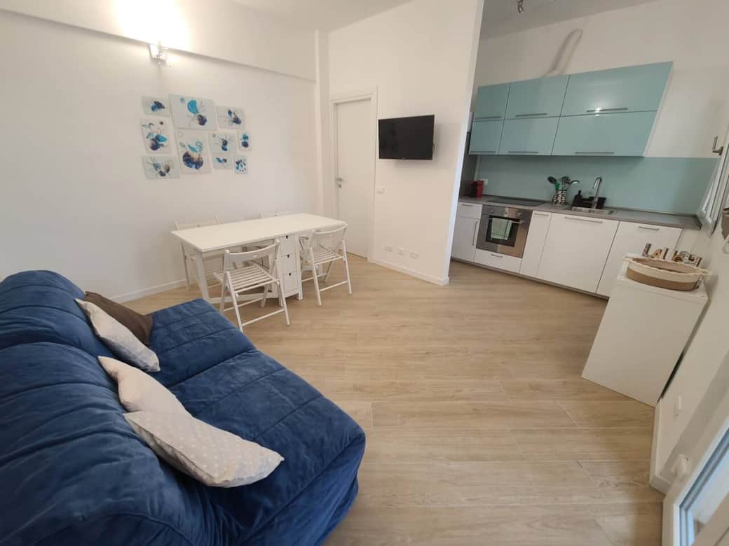 Zona giorno luminosa con cucina attrezzata, perfetta per condividere i pasti in compagnia Zona giorno luminosa con cucina attrezzata, perfetta per condividere i pasti in compagnia